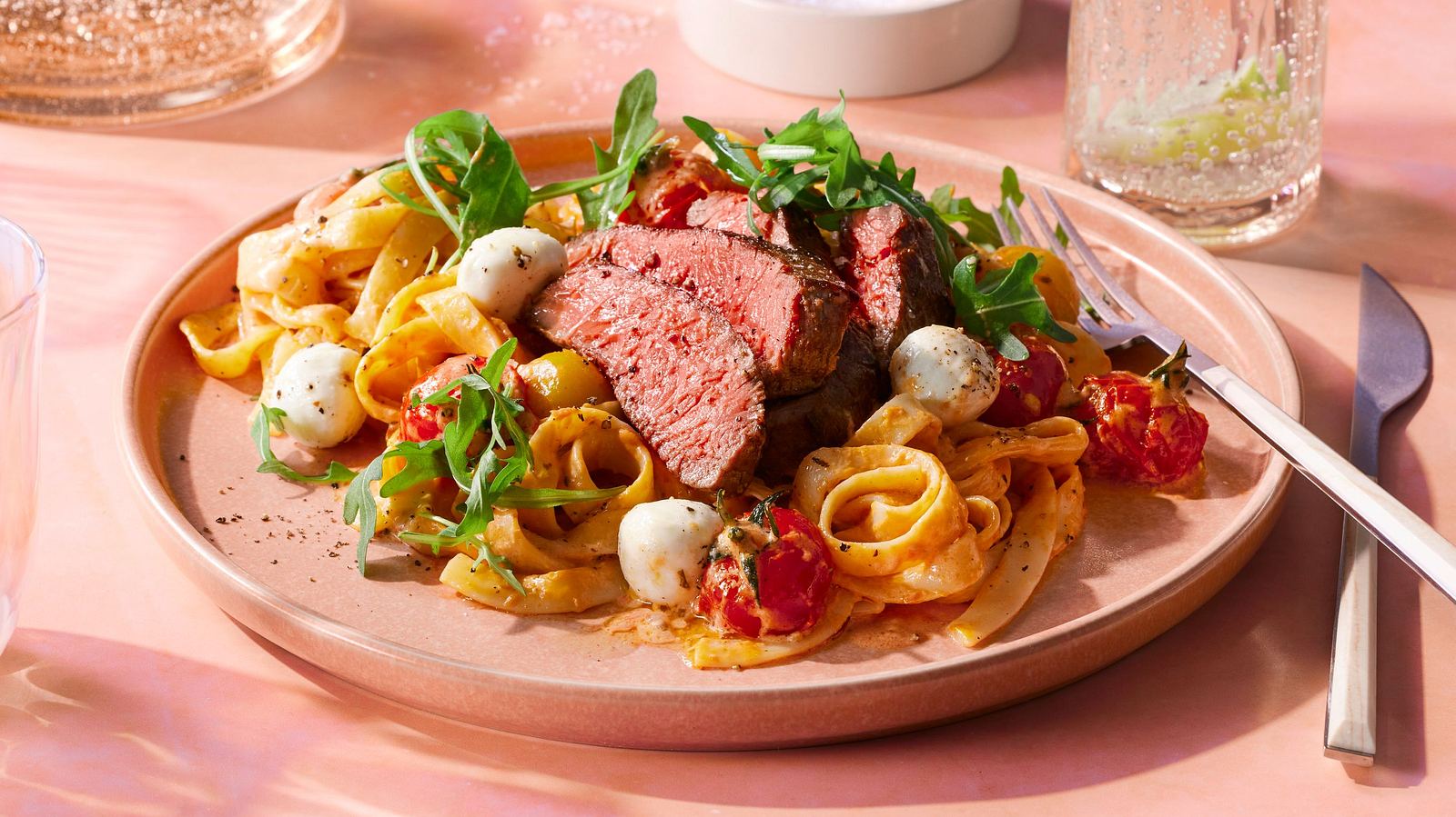 Bandnudeln mit Steakstreifen Rezept | LECKER