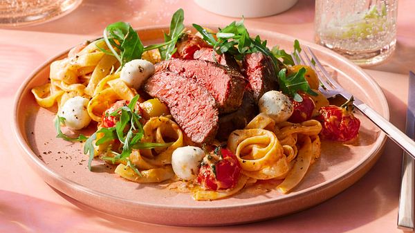 Bandnudeln mit Steakstreifen - Foto: House of Food / Bauer Food Experts KG