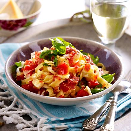 Bandnudeln mit Tomaten-Mozzarella-Vinaigrette Rezept
