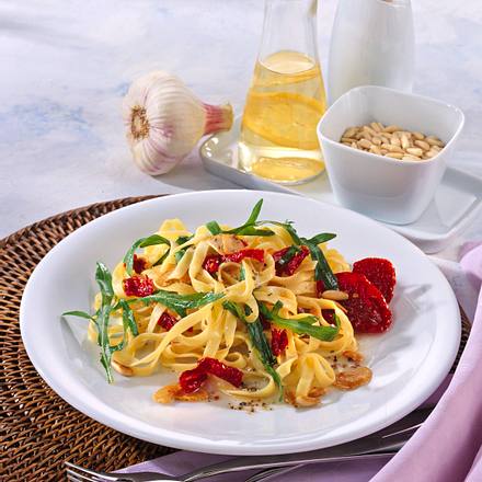 Bandnudeln mit Tomaten & Rucola Rezept Bandnudeln mit Tomaten & Rucola Rezept