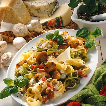 Bandnudeln mit Vier-Käse-Soße Rezept Bandnudeln mit Vier-Käse-Soße Rezept