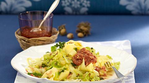 Bandnudeln mit Wirsing und Haselnuss-Pesto Rezept - Foto: House of Food / Bauer Food Experts KG