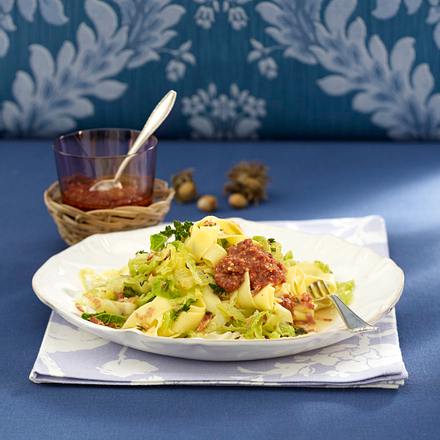 Bandnudeln mit Wirsing und Haselnuss-Pesto Rezept Bandnudeln mit Wirsing und Haselnuss-Pesto Rezept