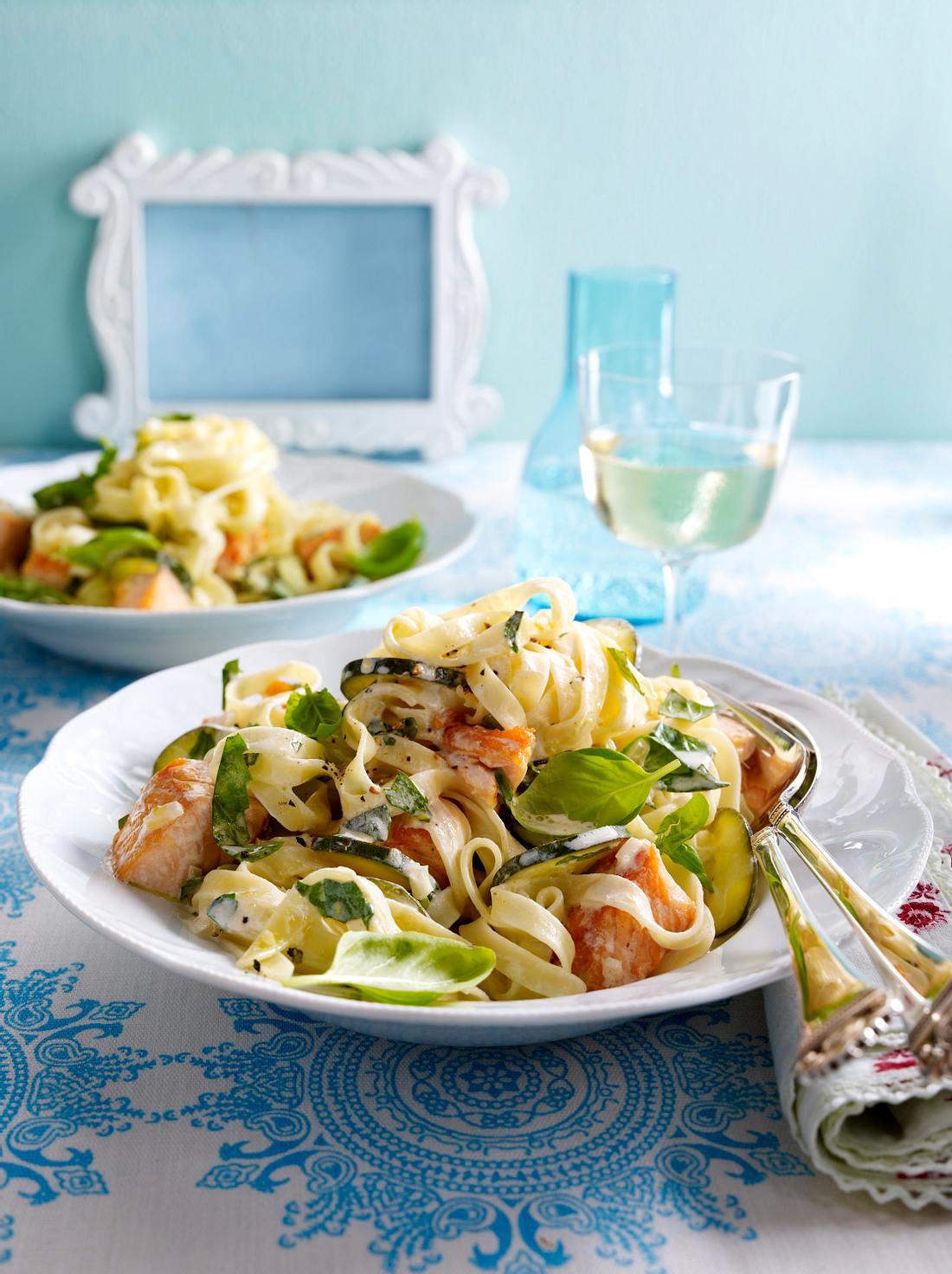 Bandnudeln mit Zucchini-Lachs-Soße Rezept | LECKER