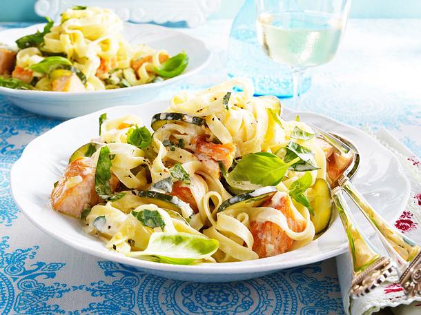 Bandnudeln mit Zucchini-Lachssoße Rezept Bandnudeln mit Zucchini-Lachssoße Rezept
