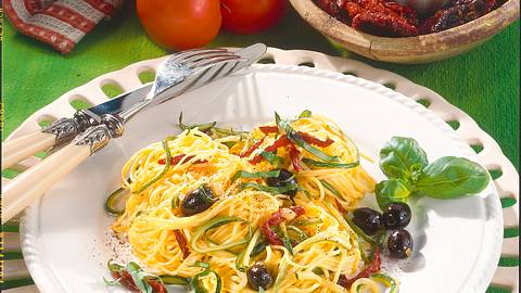 Bandnudeln mit Zucchini und Tomaten Rezept - Foto: House of Food / Bauer Food Experts KG