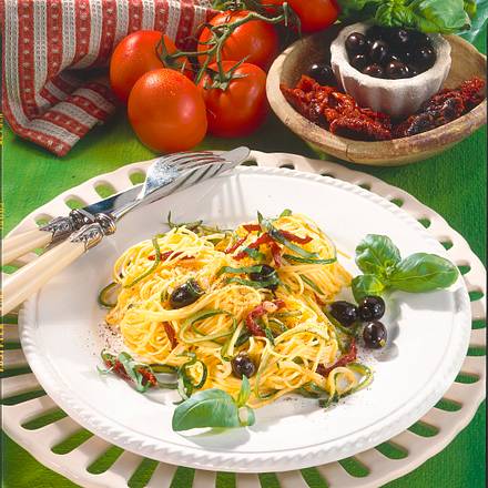 Bandnudeln mit Zucchini und Tomaten Rezept Bandnudeln mit Zucchini und Tomaten Rezept