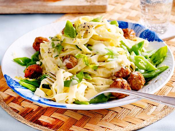 Bandnudeln mit Schneidebohnen, Brätbällchen und Zitronensoße Rezept Bandnudeln mit Schneidebohnen, Brätbällchen und Zitronensoße Rezept
