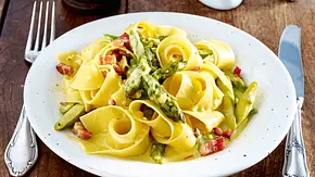 Bandnudeln & Spargel in Orangensahne Rezept - Foto: LECKER @ Bauer Media Group Bandnudeln & Spargel in Orangensahne Rezept - Foto: LECKER @ Bauer Media Group