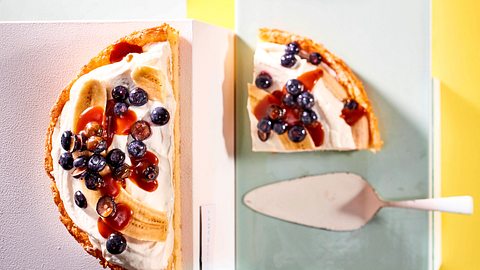 Banoffee-Bildnis mit Heidelbeer-Details Rezept - Foto: House of Food / Bauer Food Experts KG