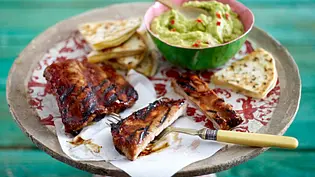 Barbecue Spare Ribs mit Guacamole und Käse-Quesadilla Rezept - Foto: LECKER @ Bauer Media Group Barbecue Spare Ribs mit Guacamole und Käse-Quesadilla Rezept - Foto: LECKER @ Bauer Media Group