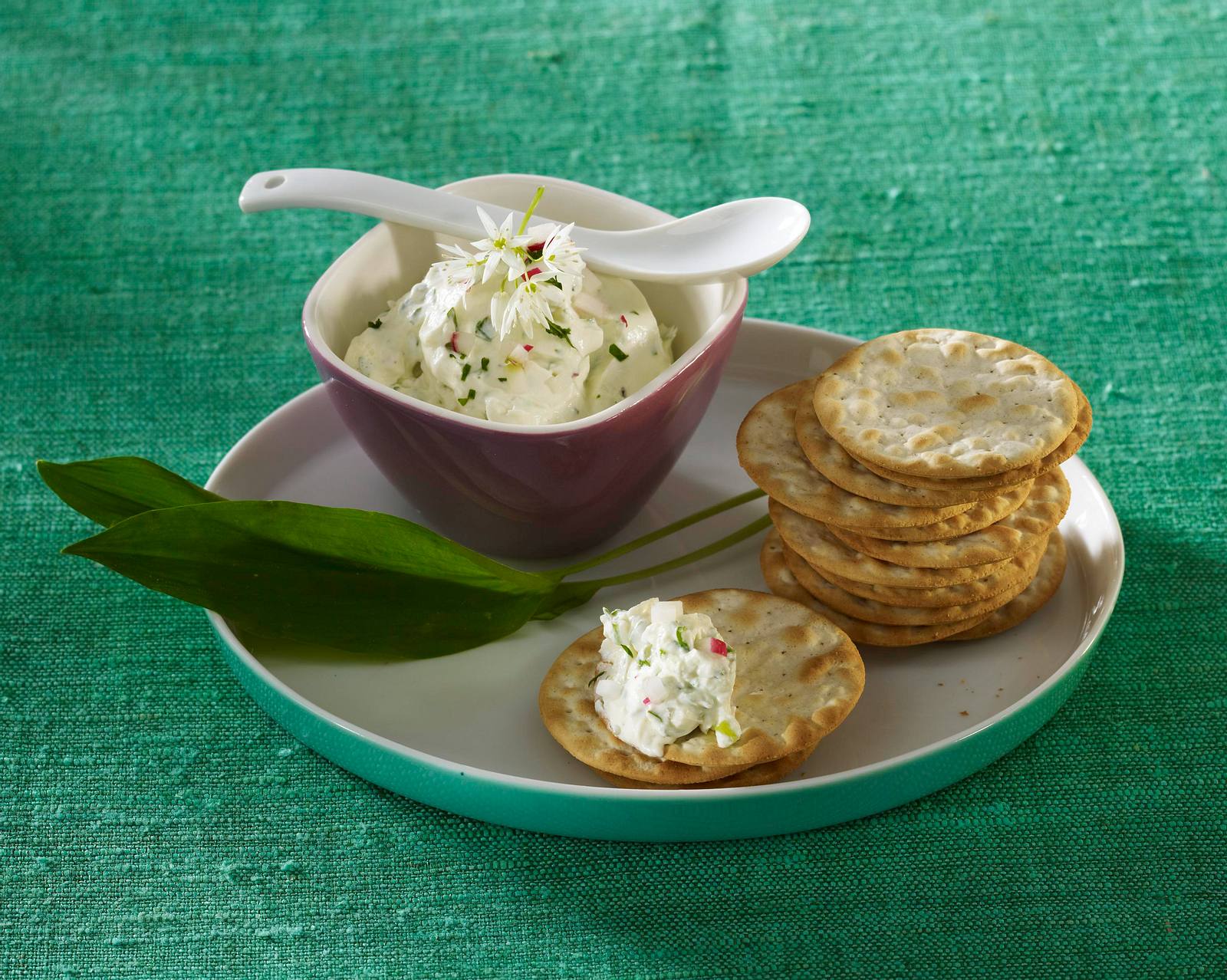 Bärlauch-Frischkäsedip mit Lauchzwiebeln und Radieschen zu Cräcker ...