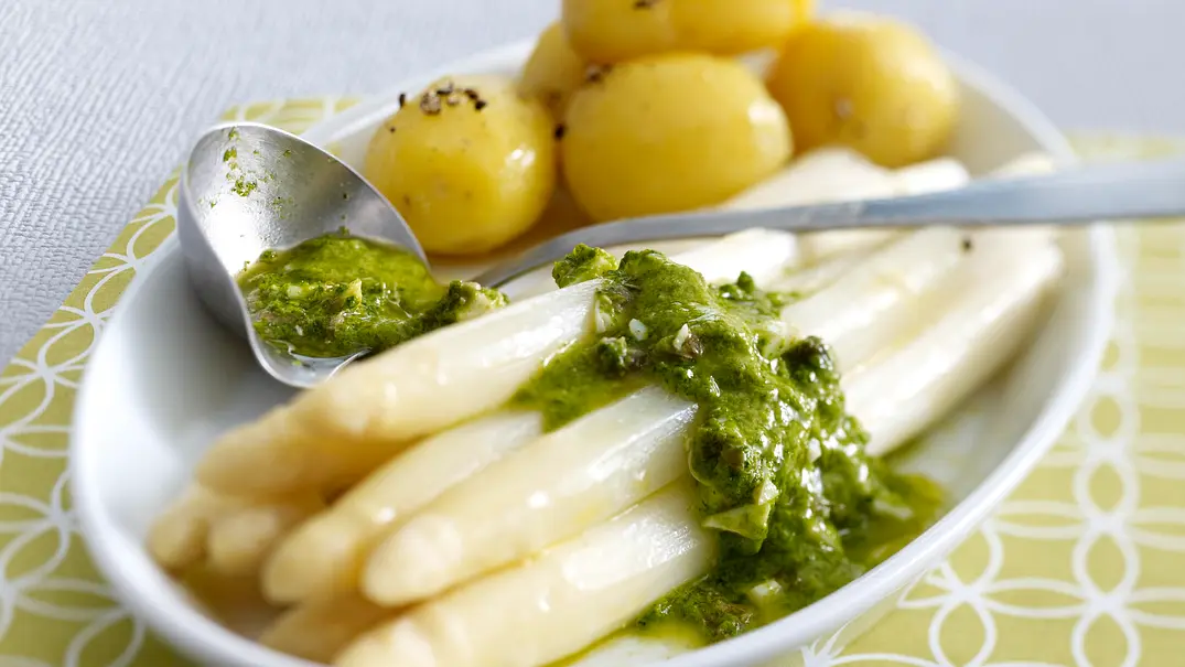 Bärlauch-Gribiche zu Spargel & neuen Kartoffeln Rezept - Foto: LECKER @ Bauer Media Group Bärlauch-Gribiche zu Spargel & neuen Kartoffeln Rezept - Foto: LECKER @ Bauer Media Group