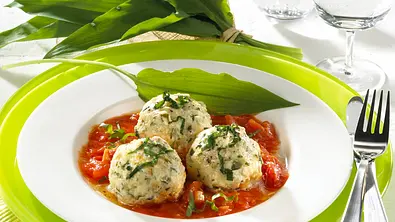Bärlauch-Knödel auf Tomatensugo Rezept - Foto: LECKER @ Bauer Media Group