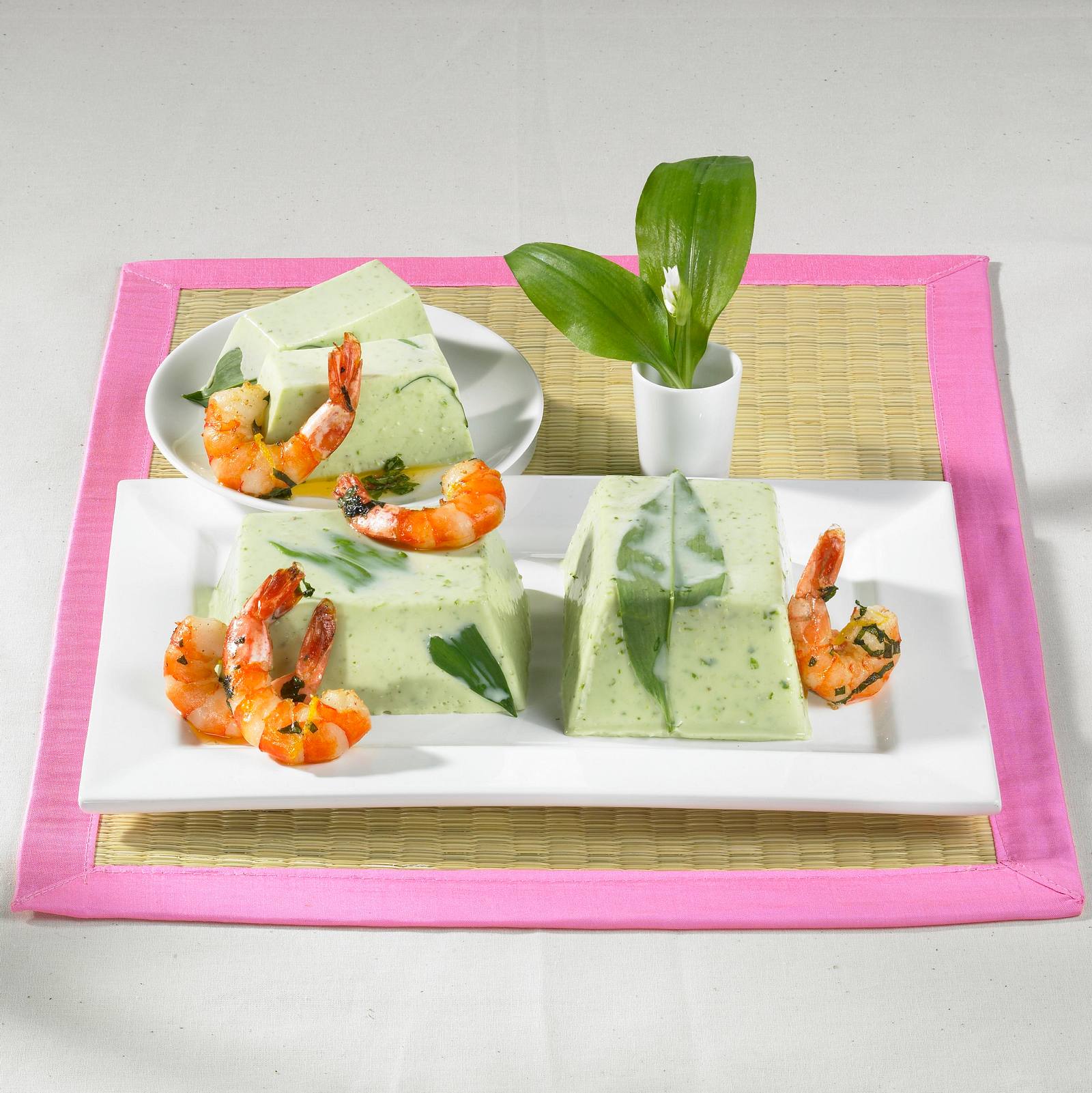 Bärlauch-Panna-Cotta mit gebratenen Garnelen Rezept | LECKER
