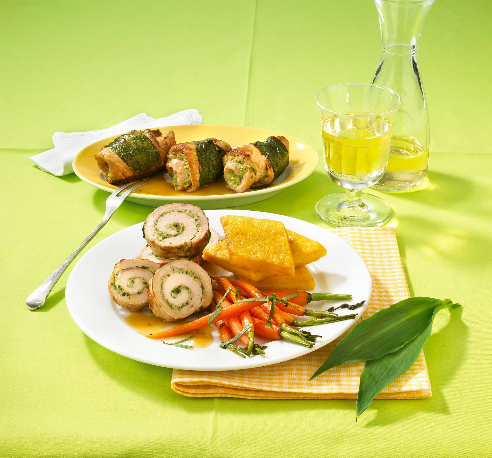 Bärlauch-Schnitzelröllchen mit Honig-Möhren und Polenta Rezept | LECKER