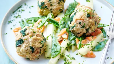 Bärlauch-Semmelknödel auf Rahmgemüse Rezept - Foto: LECKER @ Bauer Media Group