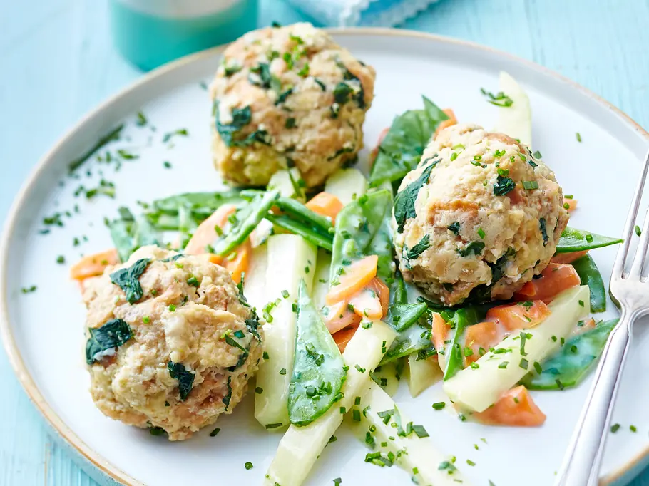 Bärlauch-Semmelknödel auf Rahmgemüse Rezept