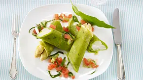 Bärlauchcrêpe mit Spargel und Tomaten-Bärlauch-Vinaigrette (Johann Lafer) Rezept - Foto: LECKER @ Bauer Media Group Bärlauchcrêpe mit Spargel und Tomaten-Bärlauch-Vinaigrette (Johann Lafer) Rezept - Foto: LECKER @ Bauer Media Group