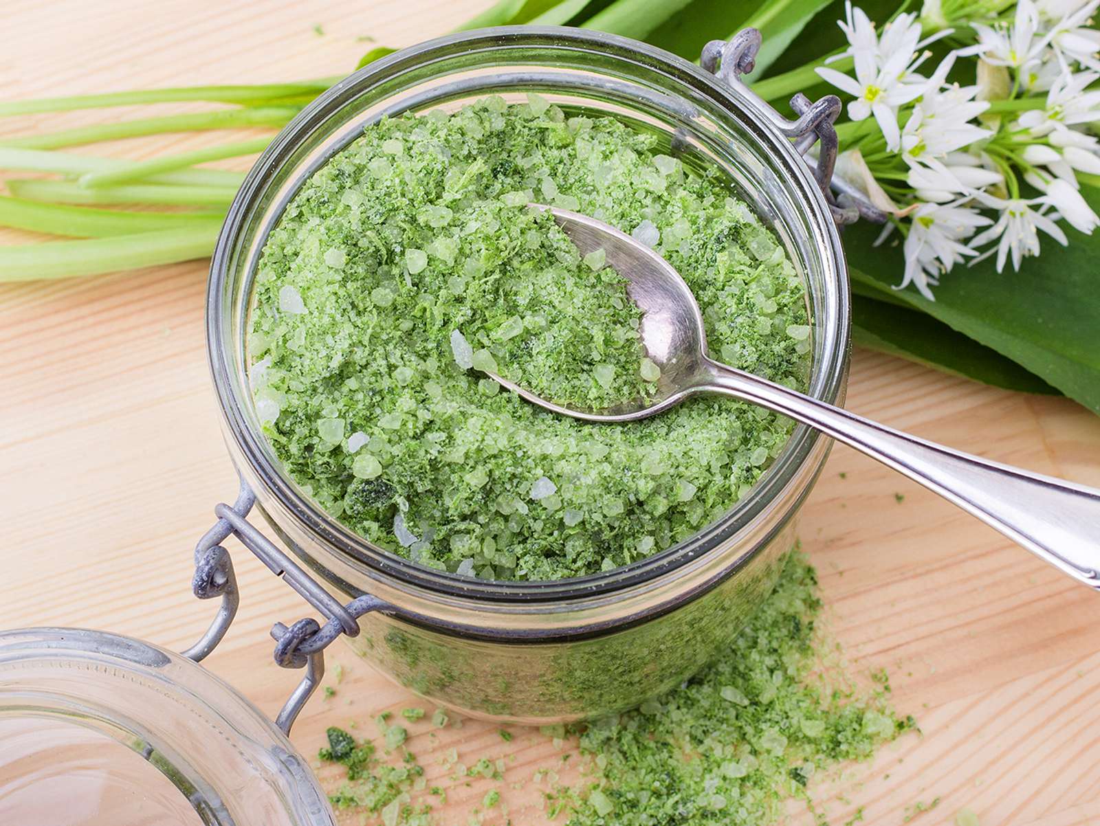 Укроп в банке. Зелень к мясу. Зелень в банке. 0 5 л соль зелень. Консервация укропа на зиму.