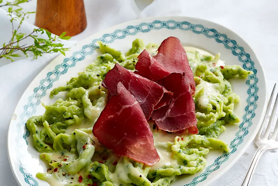 Bärlauchspätzle mit Almfleisch Rezept Bärlauchspätzle mit Almfleisch Rezept