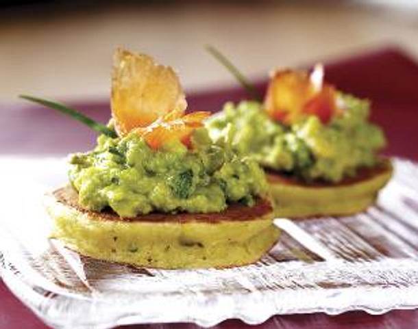 Basilikum-Buchweizenküchlein mit Avocadocreme und Räucherlachs Rezept Basilikum-Buchweizenküchlein mit Avocadocreme und Räucherlachs Rezept