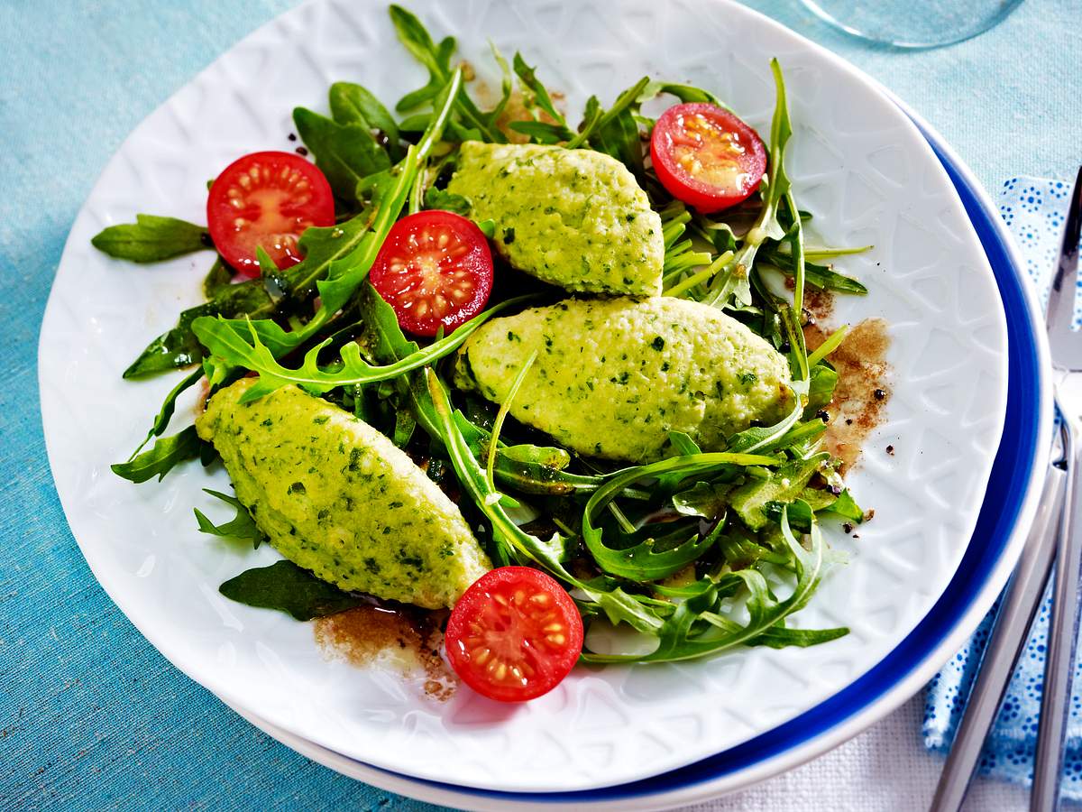 Basilikum-Grießnockerln auf Salat Rezept