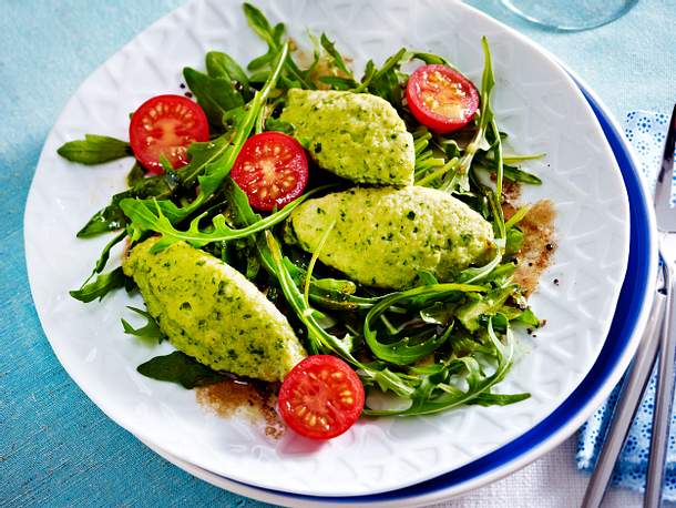 Basilikum-Grießnockerln auf Salat Rezept