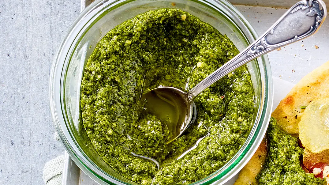Basilikum-Pesto Rezept - Foto: LECKER @ Bauer Media Group Basilikum-Pesto Rezept - Foto: LECKER @ Bauer Media Group
