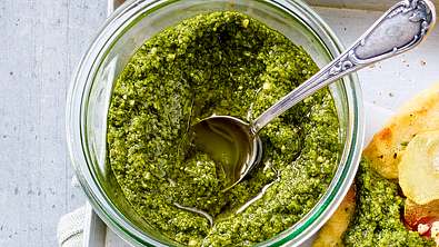 Basilikum-Pesto Rezept - Foto: LECKER @ Bauer Media Group