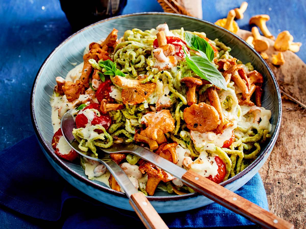 Basilikum-Spätzle mit Pfifferlingsragout und getrockneten Kirschtomaten Rezept