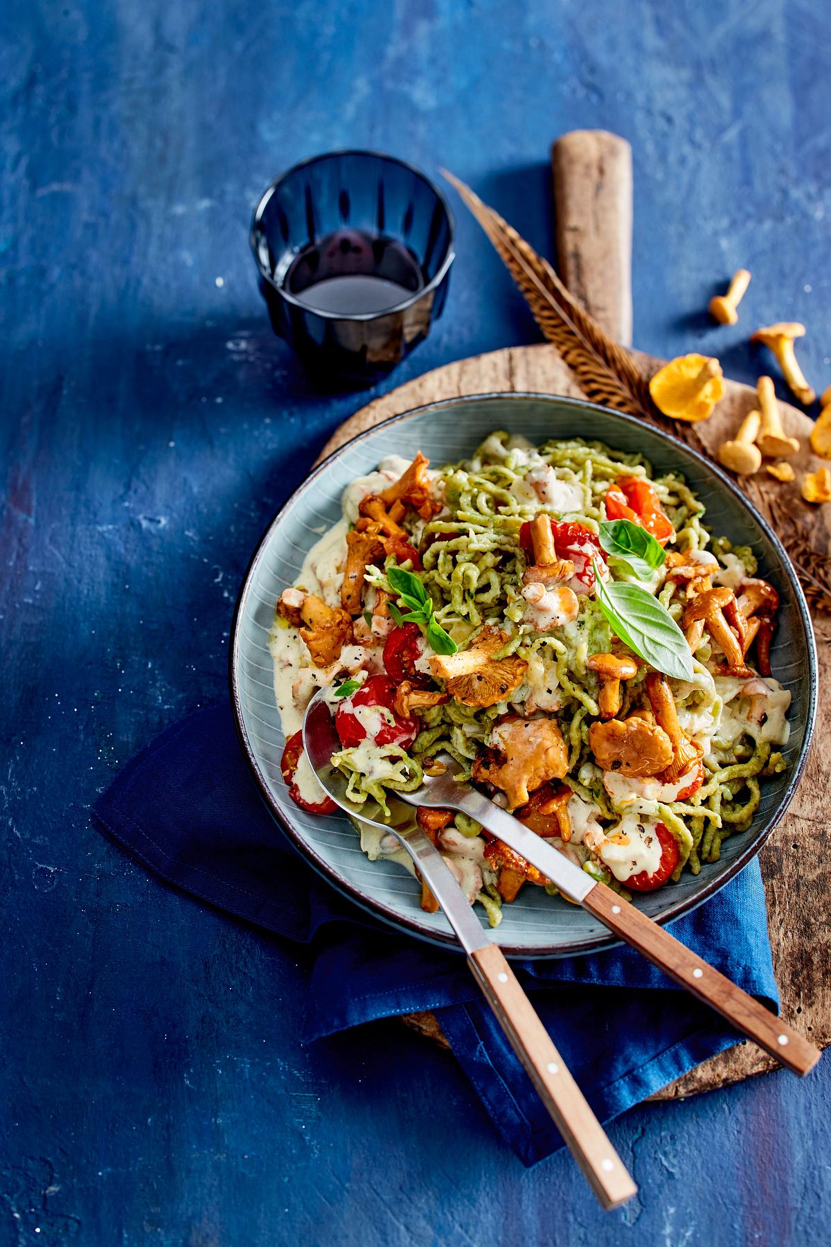 Basilikum-Spätzle mit Pfifferlingsragout und getrockneten Kirschtomaten Rezept