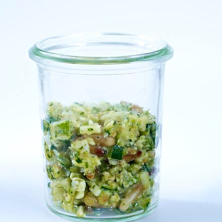 Basilikum-Zucchini-Pesto mit Pecorino Rezept