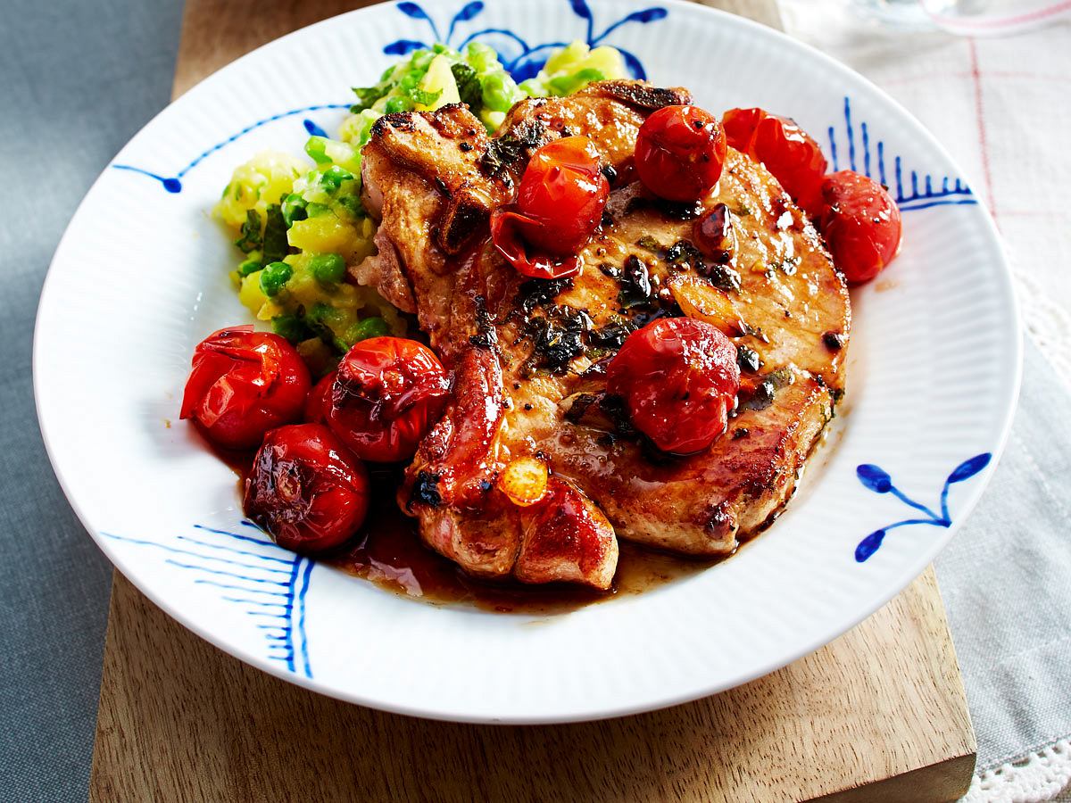 Basilikumkoteletts mit Blumenkohl-Erbsen-Püree und Schmortomaten Rezept