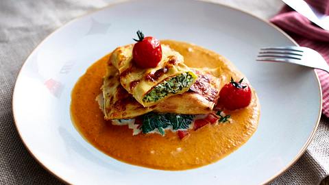Basilikumroulade mit Spinat auf Tomatenschaum Rezept - Foto: House of Food / Bauer Food Experts KG