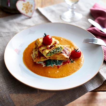 Basilikumroulade mit Spinat auf Tomatenschaum Rezept Basilikumroulade mit Spinat auf Tomatenschaum Rezept
