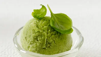 Basilikumsorbet Rezept - Foto: LECKER @ Bauer Media Group
