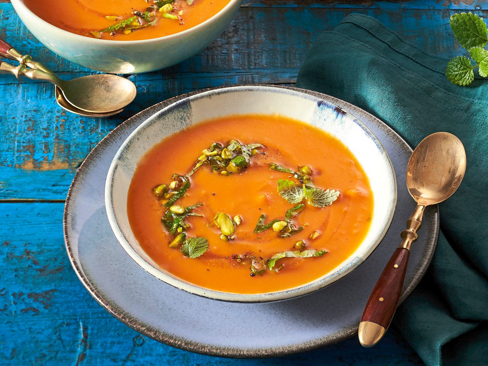 Süßkartoffel-Suppe mit crunchy Pistazien Rezept | LECKER