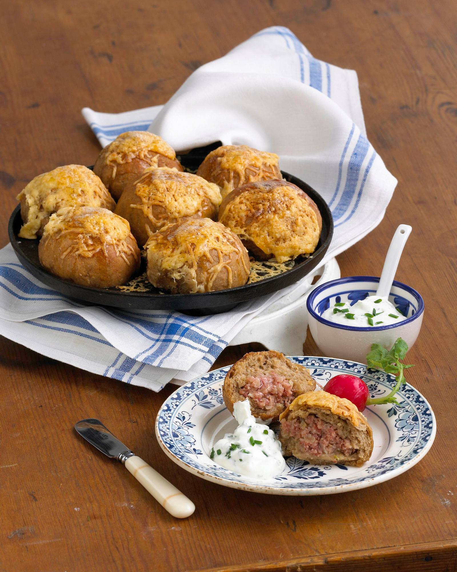 Bauernbrot-Buchteln mit Teewurst Rezept | LECKER