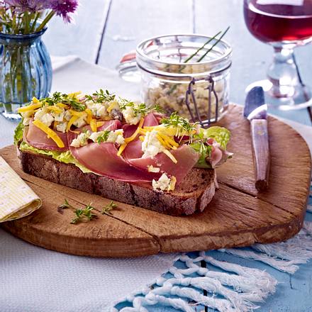 Bauernbrot mit Eierhäckerl, Cheddarkäse und Katenschinken Rezept Bauernbrot mit Eierhäckerl, Cheddarkäse und Katenschinken Rezept