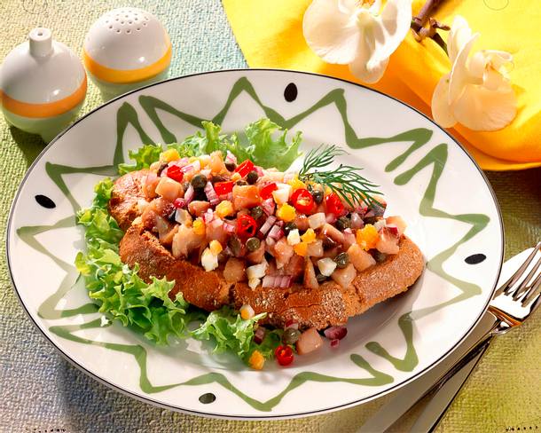 Bauernbrot mit Matjes-Tatar Rezept Bauernbrot mit Matjes-Tatar Rezept