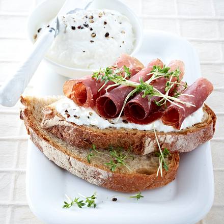 Bauernbrot mit Meerrettich Quark und Bündnerfleisch Rezept Bauernbrot mit Meerrettich Quark und Bündnerfleisch Rezept