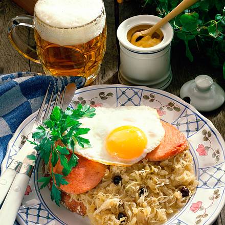 Bauernbrot mit Sauerkraut, Fleischwurst und Spiegelei Rezept Bauernbrot mit Sauerkraut, Fleischwurst und Spiegelei Rezept