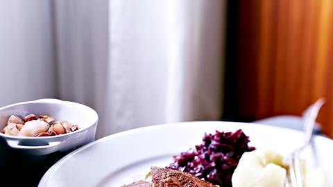 Bauernente mit Rotkohl und Kartoffelklößen Rezept - Foto: House of Food / Bauer Food Experts KG