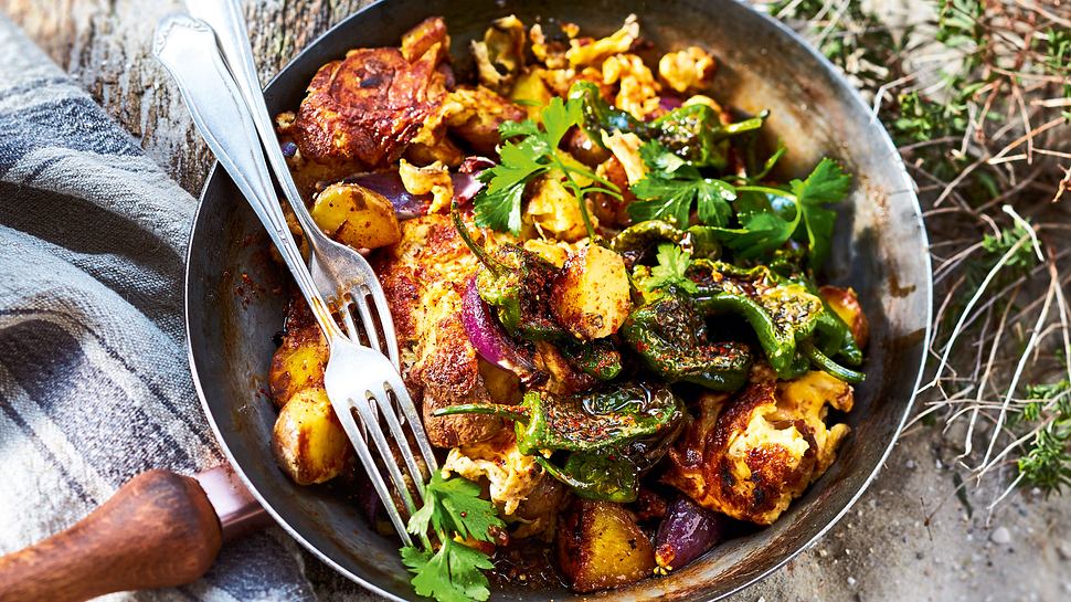 Bauernfrühstück in einer Pfanne mit 2 Gabeln auf der Wiese - Foto: House of Food / Bauer Food Experts KG
