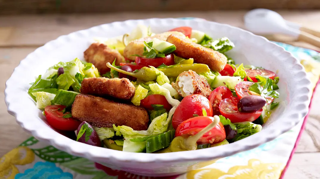 Bauernsalat mit gebratenen Fetasticks Rezept - Foto: LECKER @ Bauer Media Group