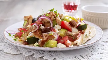 Bauernsalat mit Gyros Rezept - Foto: LECKER @ Bauer Media Group Bauernsalat mit Gyros Rezept - Foto: LECKER @ Bauer Media Group