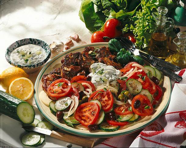Bauernsalat & Tsatsiki zu Nackensteaks Rezept