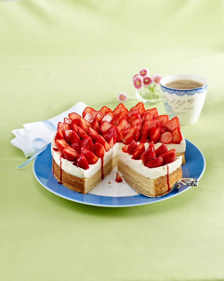 Baumkuchen-Torte mit Erdbeeren Rezept Baumkuchen-Torte mit Erdbeeren Rezept