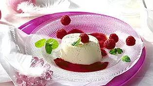 Bayerische Creme auf Himbeermark Rezept - Foto: LECKER @ Bauer Media Group Bayerische Creme auf Himbeermark Rezept - Foto: LECKER @ Bauer Media Group
